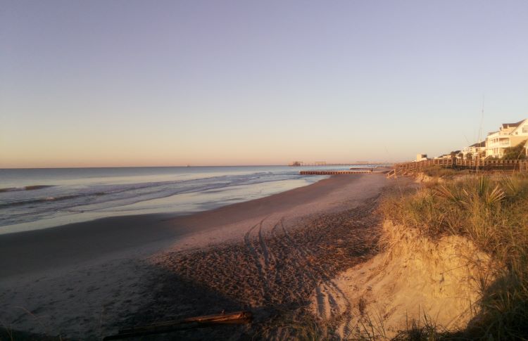 Cropped photo of the beach at the Folly 6th Avenue camera.
